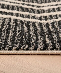 Alfombra bereber Beni Ouarain Sufian - Antracita/Negro - close up zijkant, thumbnail Alfombra bereber Beni Ouarain Sufian - Antracita/Negro - close up zijkant, thumbnail