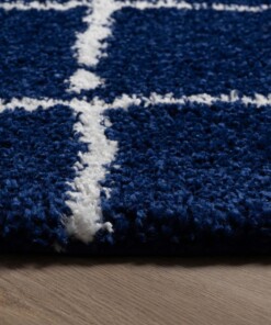 Alfombra redonda a rombos de pelo largo Artisan - Azul Oscuro/Blanco - close up zijkant, thumbnail Alfombra redonda a rombos de pelo largo Artisan - Azul Oscuro/Blanco - close up zijkant, thumbnail