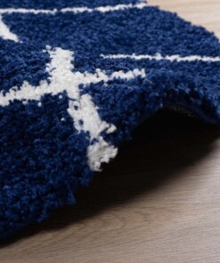 Alfombra redonda a rombos de pelo largo Artisan - Azul Oscuro/Blanco - close up zijkant, thumbnail Alfombra redonda a rombos de pelo largo Artisan - Azul Oscuro/Blanco - close up zijkant, thumbnail