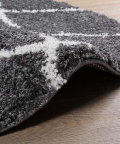 Alfombra redonda a rombos de pelo largo Artisan - Gris/Blanco - close up zijkant, thumbnail Alfombra redonda a rombos de pelo largo Artisan - Gris/Blanco - close up zijkant, thumbnail