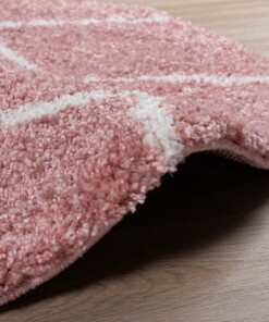 Alfombra redonda a rombos de pelo largo Artisan - Rosa/Blanco - close up zijkant, thumbnail Alfombra redonda a rombos de pelo largo Artisan - Rosa/Blanco - close up zijkant, thumbnail