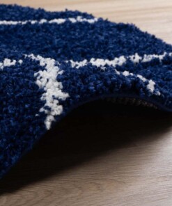 Alfombra redonda a rombos de pelo largo Habitat - Azul Oscuro/Blanco - close up zijkant, thumbnail Alfombra redonda a rombos de pelo largo Habitat - Azul Oscuro/Blanco - close up zijkant, thumbnail