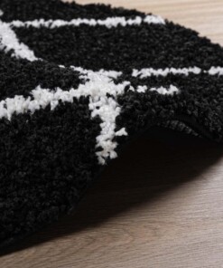 Alfombra redonda a rombos de pelo largo Habitat - Negro/Blanco - close up zijkant, thumbnail Alfombra redonda a rombos de pelo largo Habitat - Negro/Blanco - close up zijkant, thumbnail
