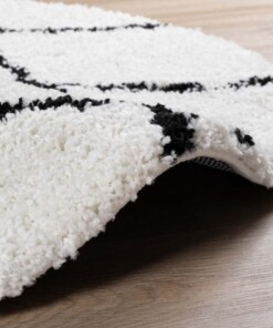 Alfombra redonda a rombos de pelo largo Habitat - Blanco/Negro - close up zijkant, thumbnail Alfombra redonda a rombos de pelo largo Habitat - Blanco/Negro - close up zijkant, thumbnail