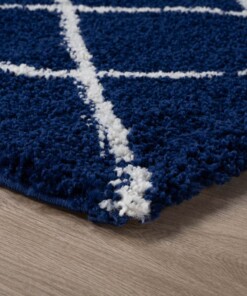 Alfombra cuadrada a rombos de pelo largo Artisan - Azul oscuro/Blanco - close up hoek, thumbnail Alfombra cuadrada a rombos de pelo largo Artisan - Azul oscuro/Blanco - close up hoek, thumbnail