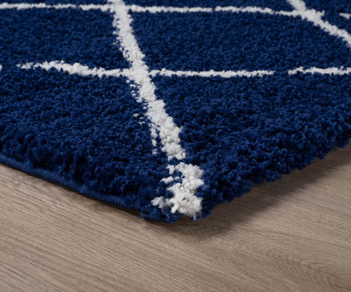 Alfombra cuadrada a rombos de pelo largo Artisan - Azul oscuro/Blanco - close up hoek Alfombra cuadrada a rombos de pelo largo Artisan - Azul oscuro/Blanco - close up hoek