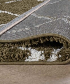 Alfombra cuadrada a rombos de pelo largo Artisan - Verde oliva/Blanco - close up vouw, thumbnail Alfombra cuadrada a rombos de pelo largo Artisan - Verde oliva/Blanco - close up vouw, thumbnail