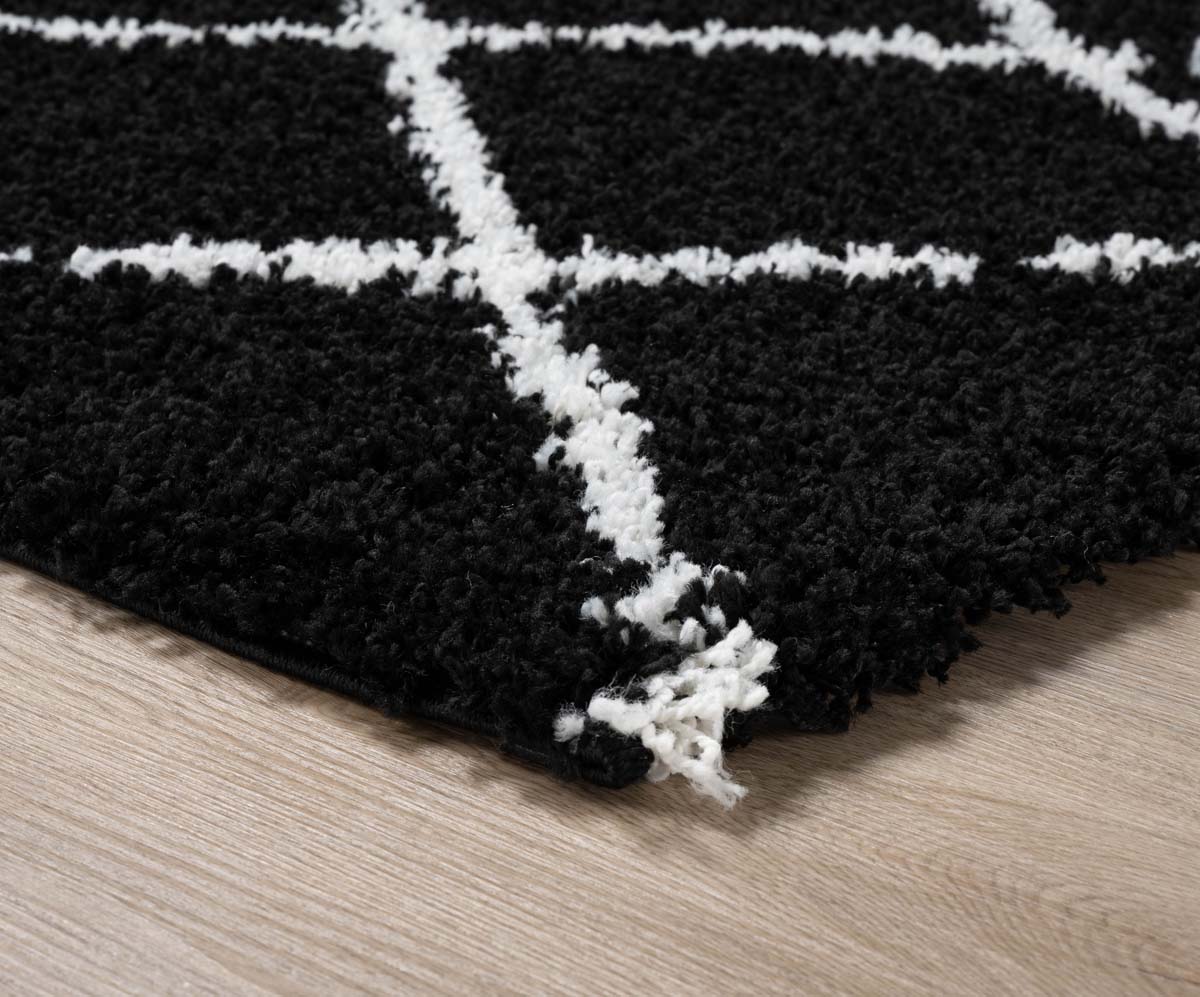 Alfombra cuadrada a rombos de pelo largo Habitat - Negro/Blanco - close up hoek Alfombra cuadrada a rombos de pelo largo Habitat - Negro/Blanco - close up hoek