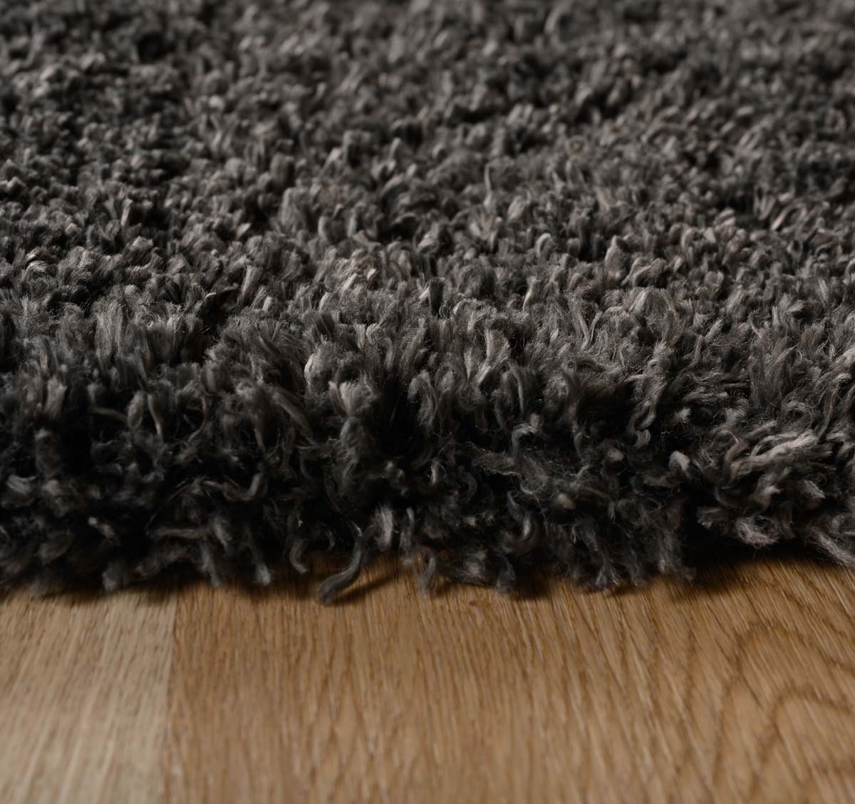 Alfombra ovalada de pelo largo - Acogedora Shaggy Gris Oscuro - close up zijkant Alfombra ovalada de pelo largo - Acogedora Shaggy Gris Oscuro - close up zijkant