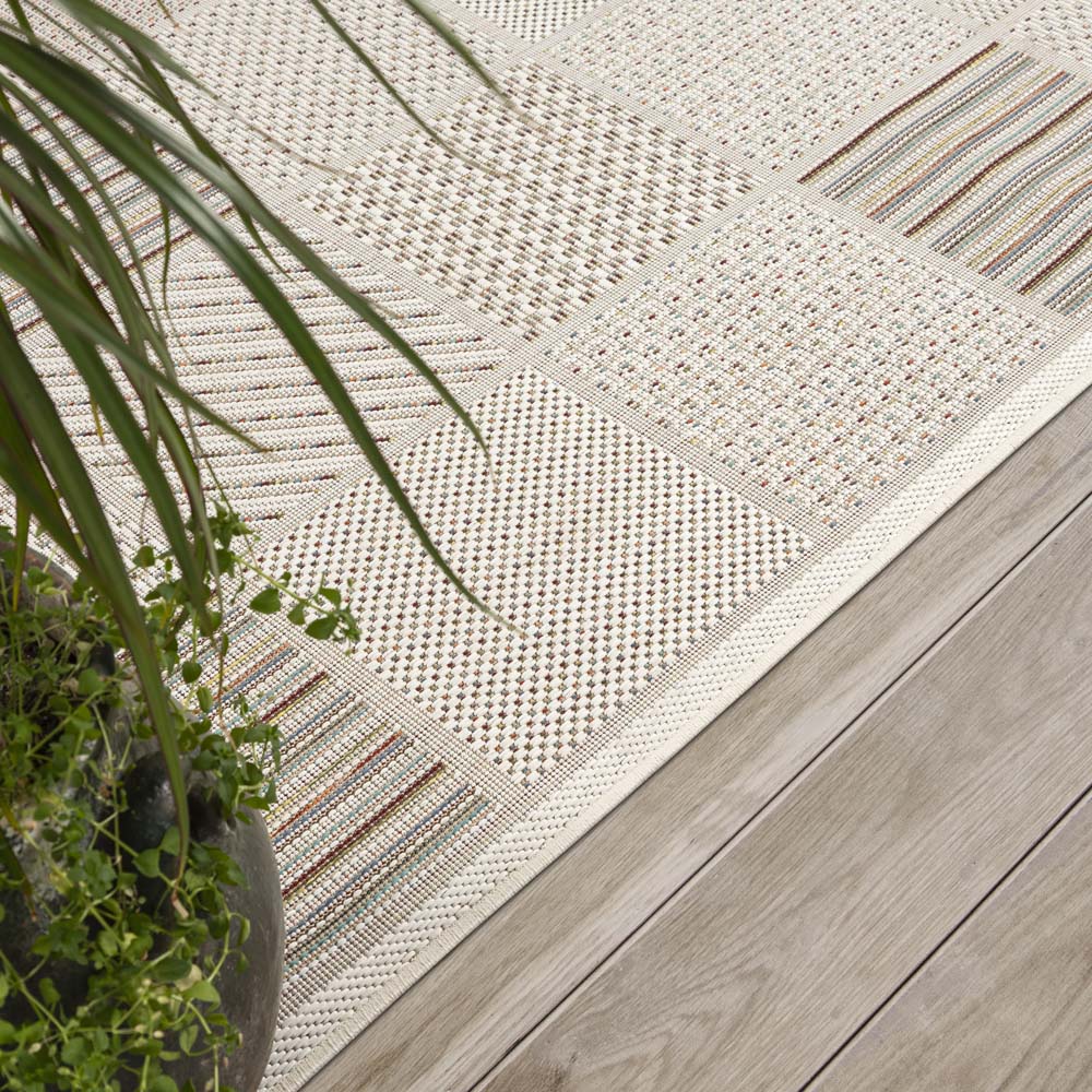 Alfombra exterior cuadros - Lyra crema/multi - close up Alfombra exterior cuadros - Lyra crema/multi - close up