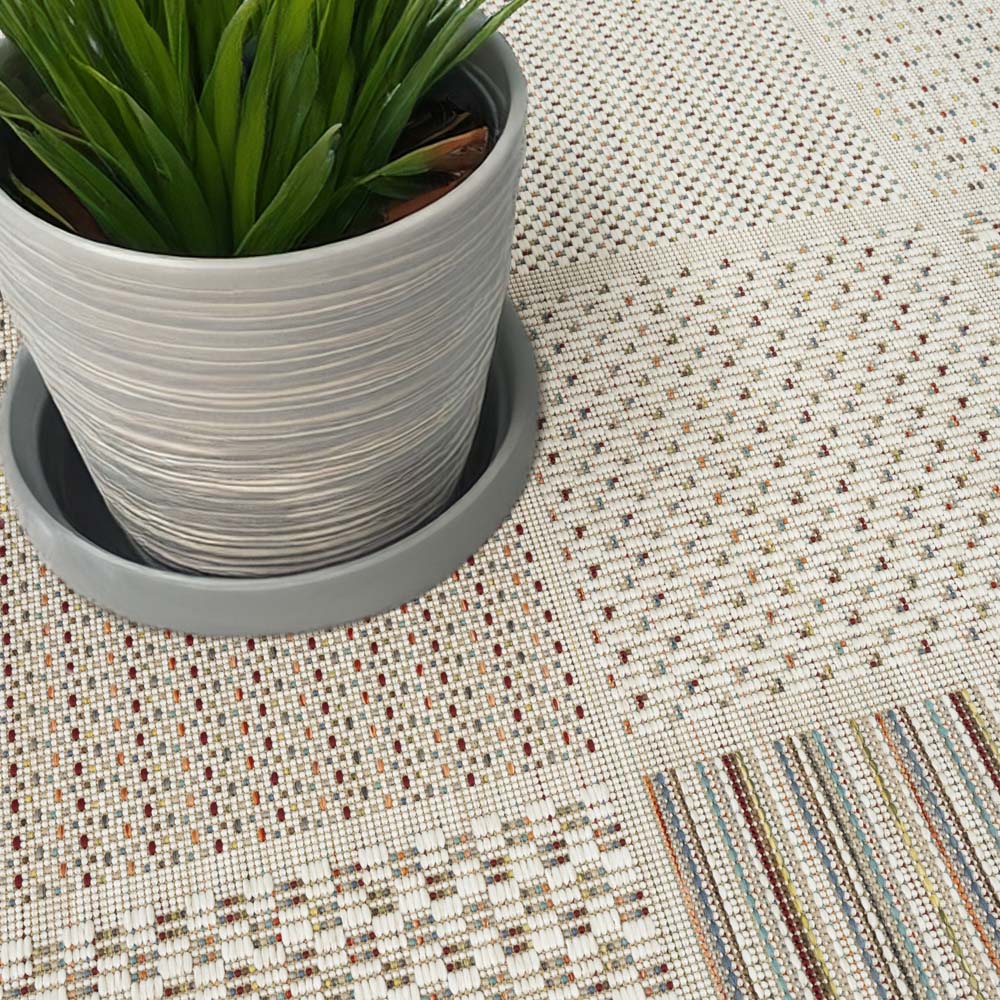 Alfombra exterior cuadros - Lyra crema/multi - close up Alfombra exterior cuadros - Lyra crema/multi - close up