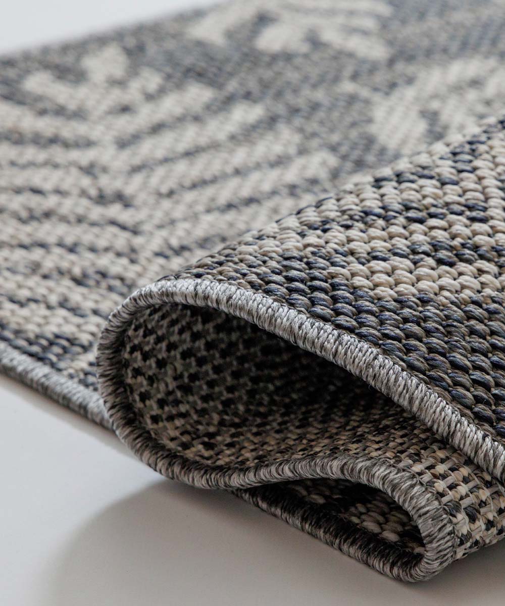 Alfombra cuadrada de exterior con hojas de palmera - Sunny Gris Oscuro - close up Alfombra cuadrada de exterior con hojas de palmera - Sunny Gris Oscuro - close up