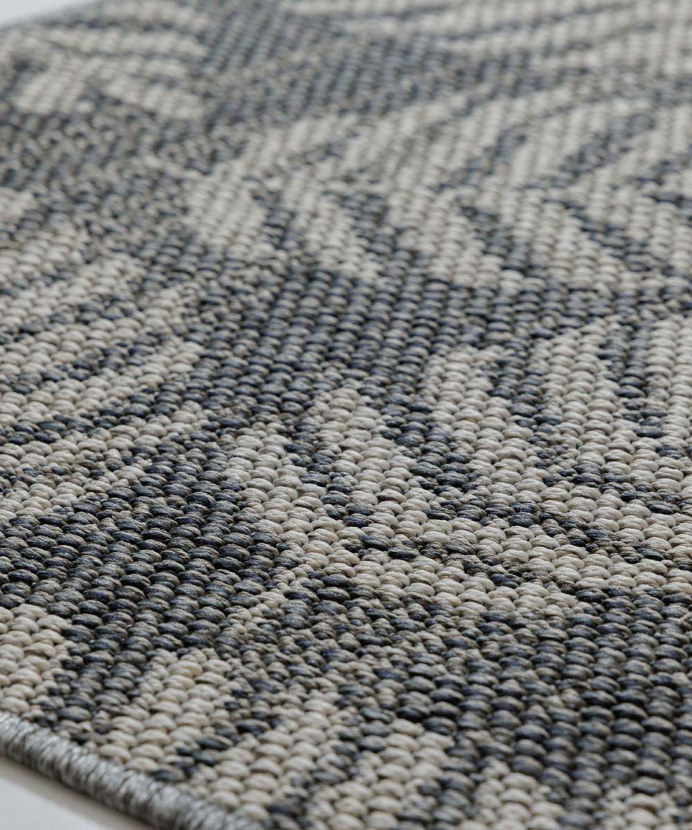 Alfombra cuadrada de exterior con hojas de palmera - Sunny Gris Oscuro - close up Alfombra cuadrada de exterior con hojas de palmera - Sunny Gris Oscuro - close up