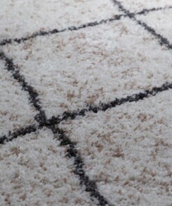 Alfombra redonda a rombos de pelo largo Artisan - Blanco/Gris - close up, thumbnail