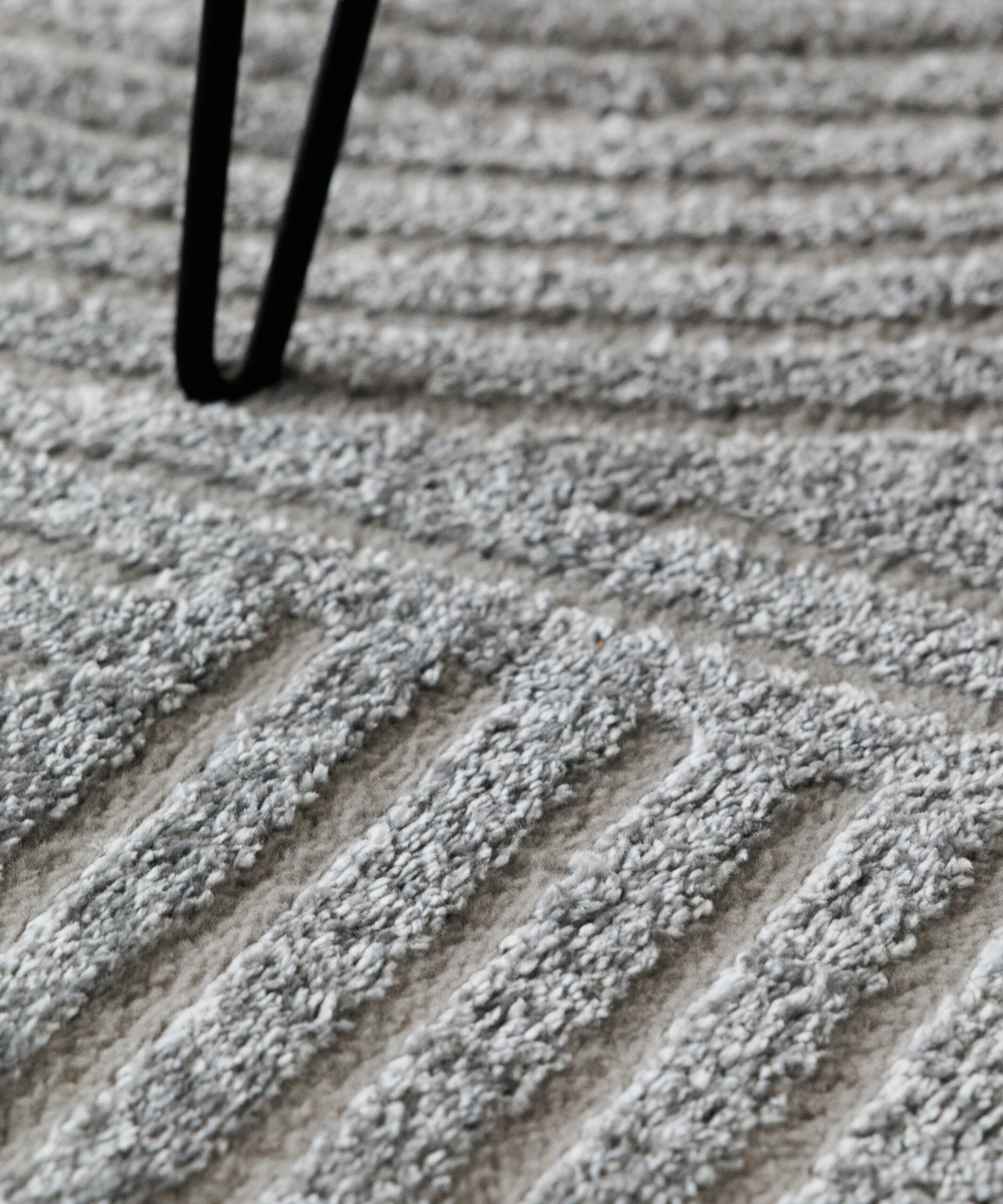 Alfombra de estilo escandinavo - Contour Bend Gris - close up Alfombra de estilo escandinavo - Contour Bend Gris - close up