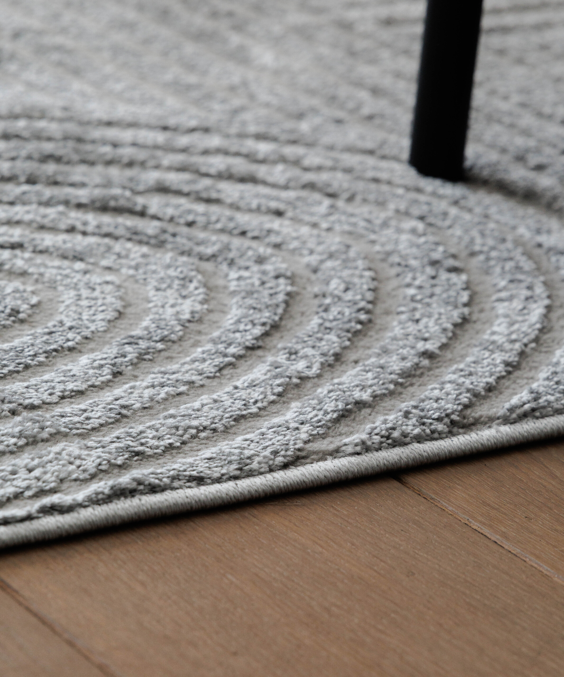 Alfombra de estilo escandinavo - Contour Bend Gris - close up Alfombra de estilo escandinavo - Contour Bend Gris - close up