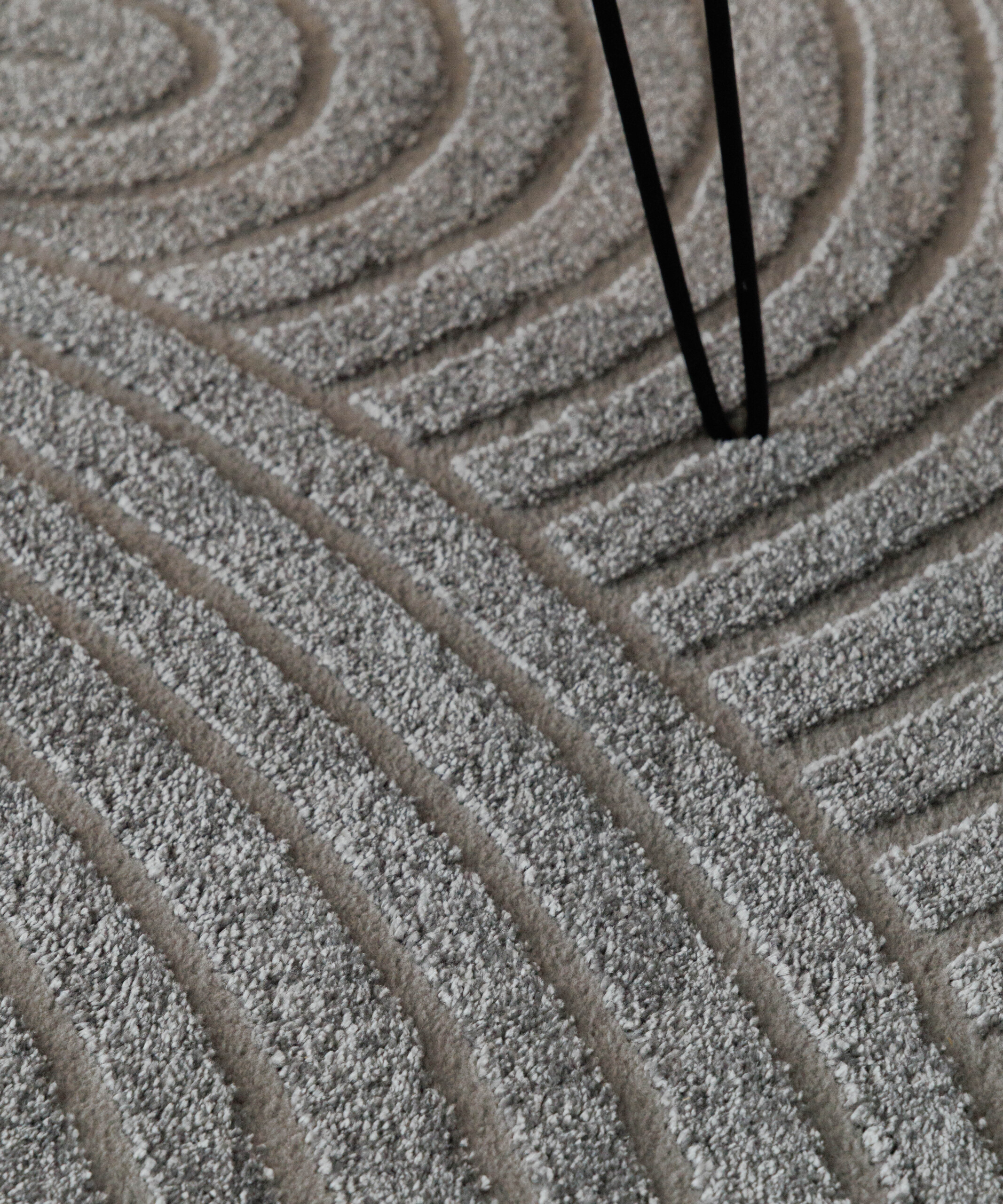Alfombra de estilo escandinavo - Contour Curve Gris - close up Alfombra de estilo escandinavo - Contour Curve Gris - close up