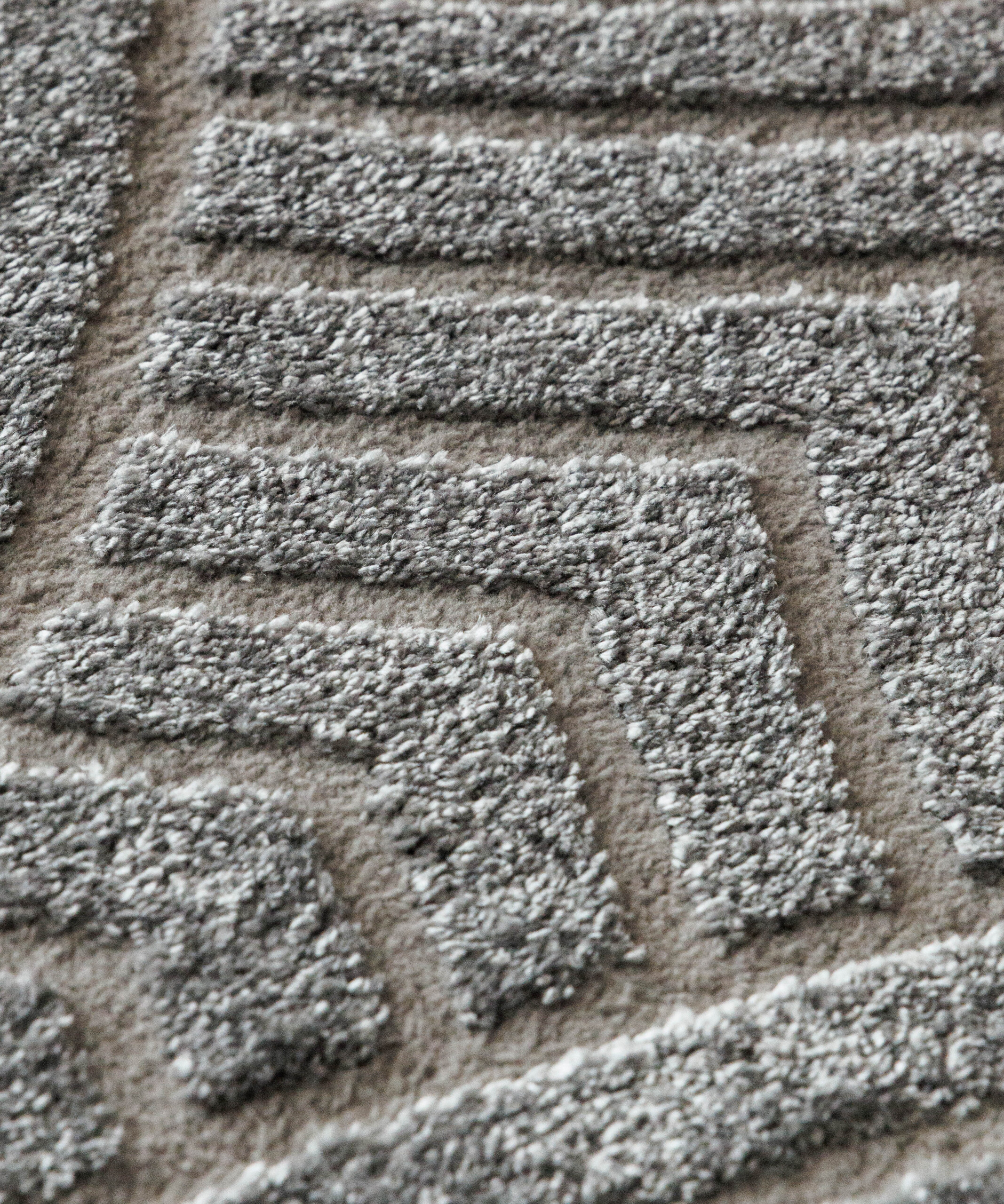 Alfombra de estilo escandinavo - Contour Curve Gris - close up Alfombra de estilo escandinavo - Contour Curve Gris - close up