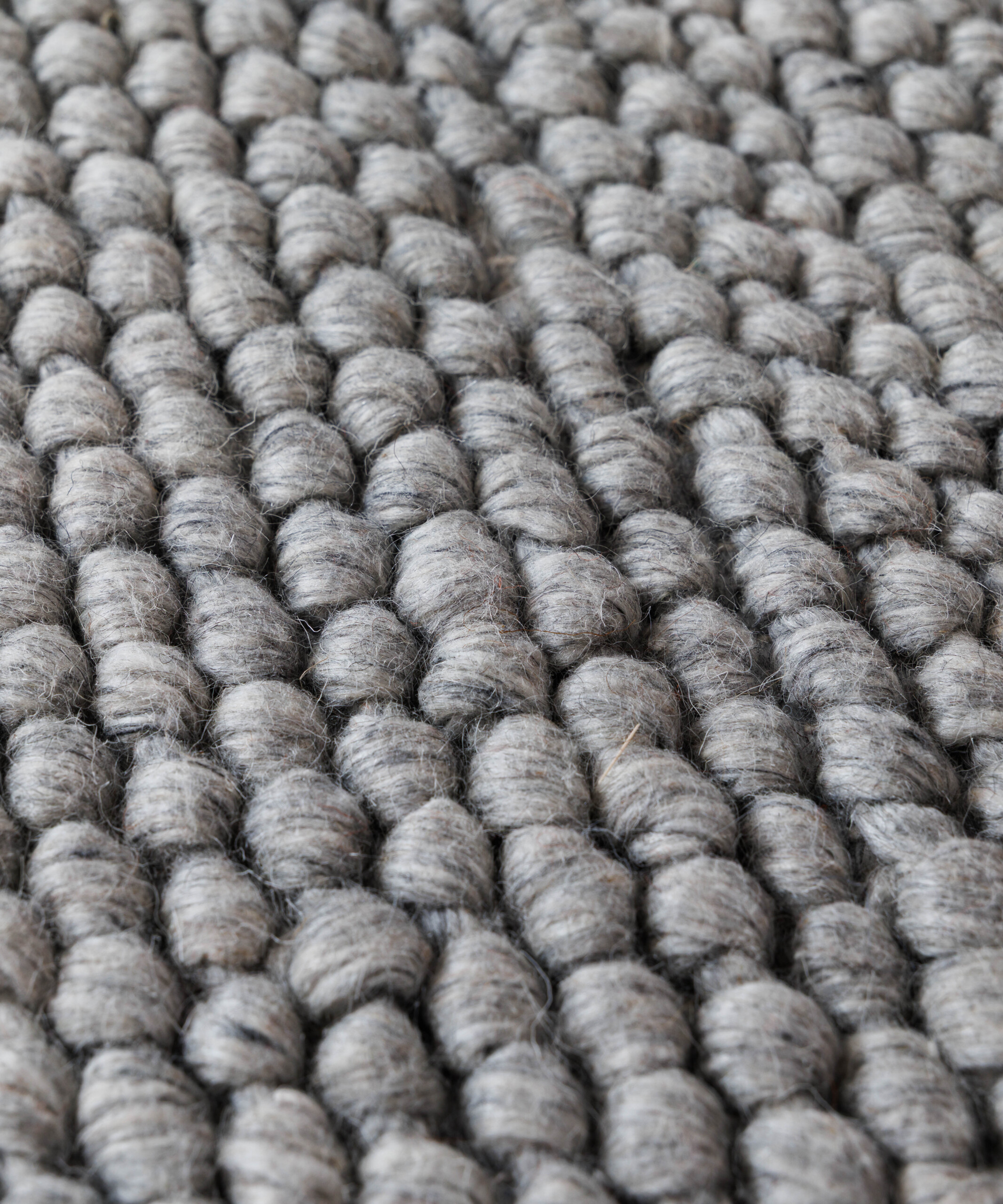 Alfombra lana redonda - Løkke gris claro - close up Alfombra lana redonda - Løkke gris claro - close up