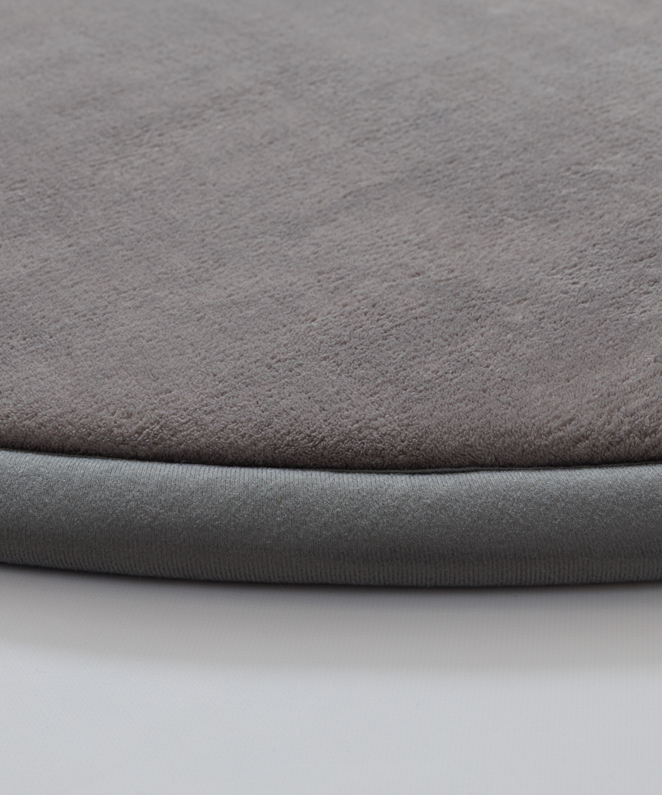 Alfombra redonda infantil - Pluffy gris oscuro - close up Alfombra redonda infantil - Pluffy gris oscuro - close up