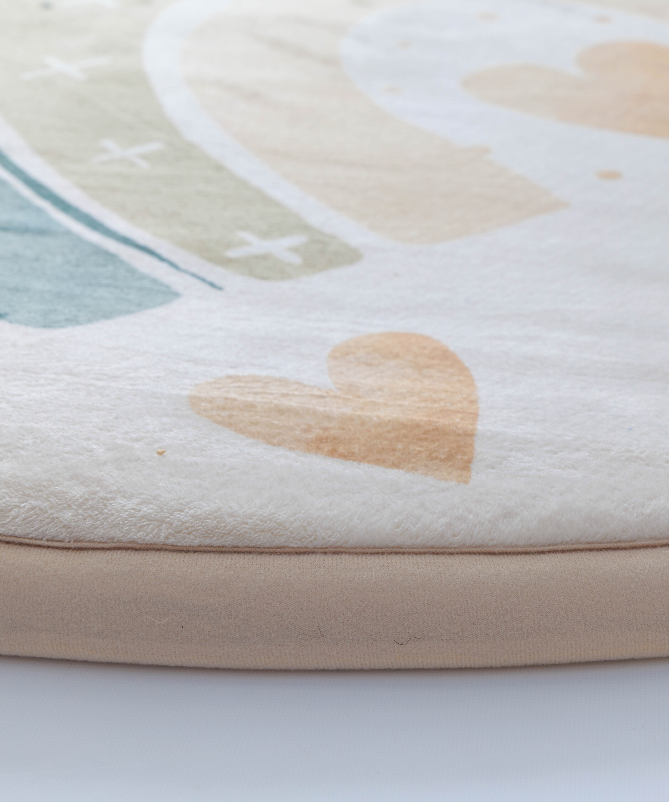 Alfombra redonda infantil - Pluffy Heart crema/multi - close up Alfombra redonda infantil - Pluffy Heart crema/multi - close up